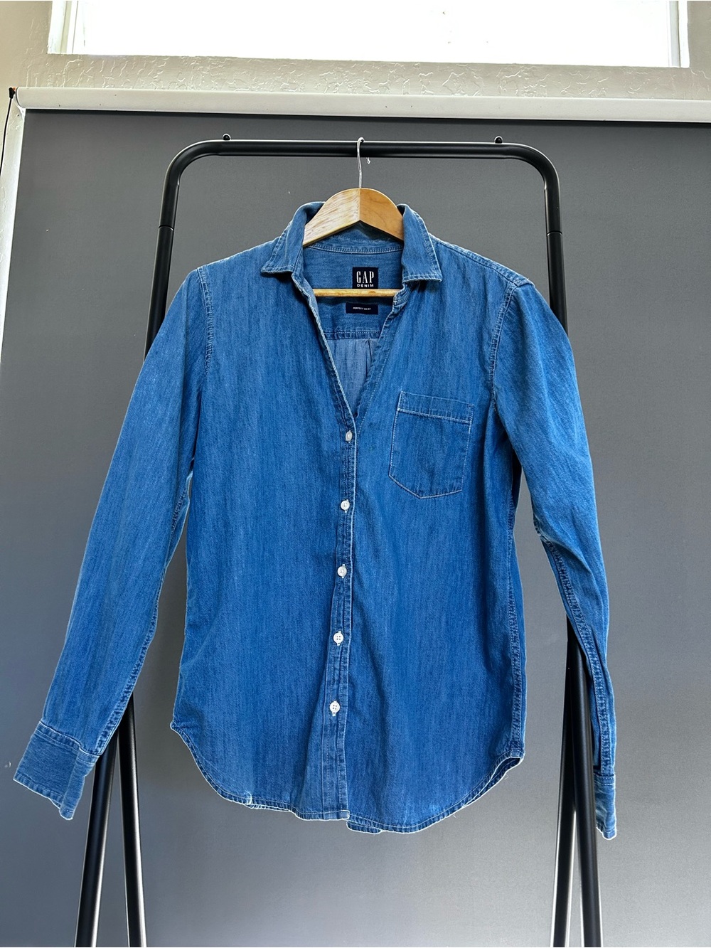 GAP Women's Boyfriend Denim Button-Down Shirt, Medium Indigo